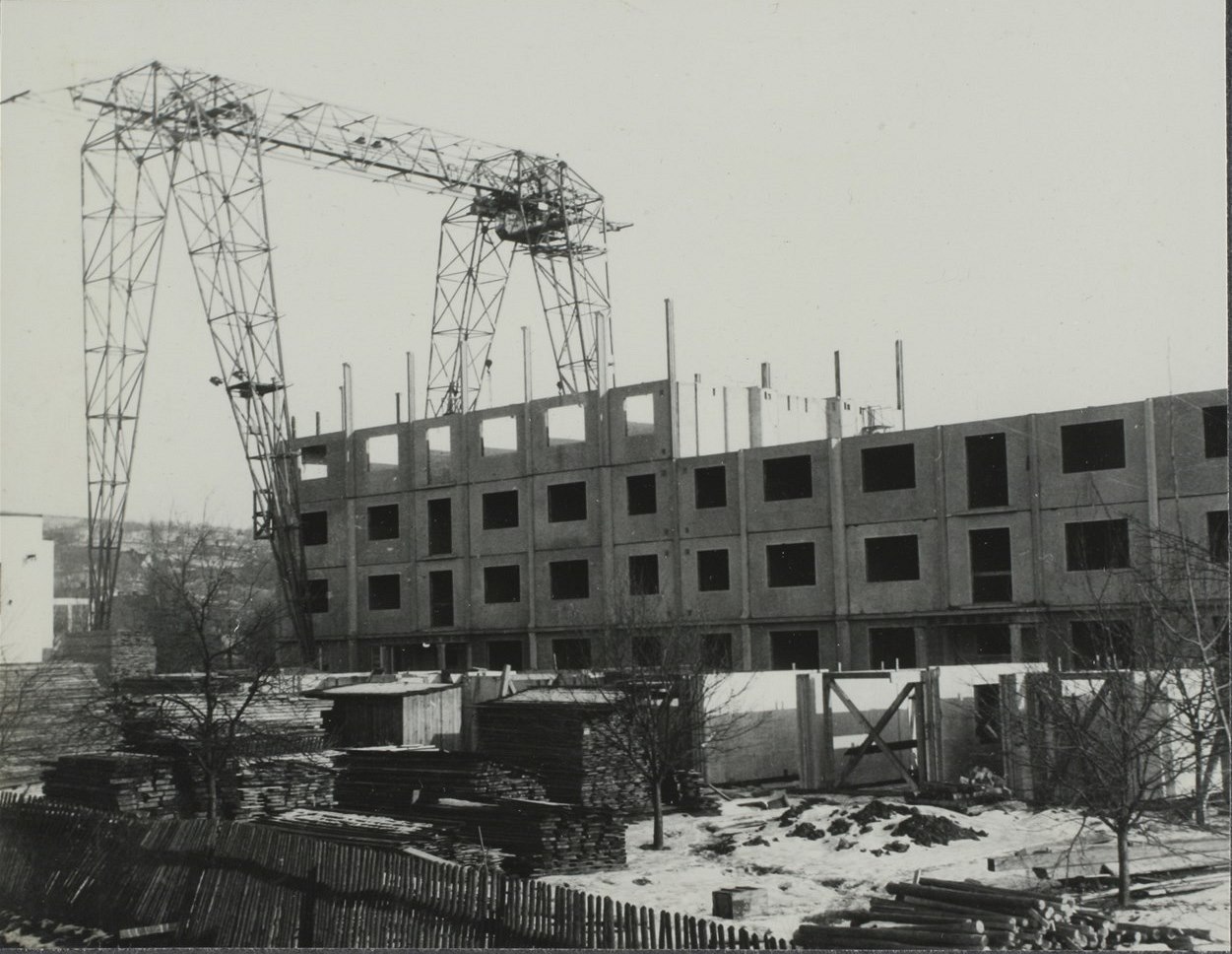 Výstavba panelového domu typu G 40 v letech 1953 a� 1954 ve Zlín�.
