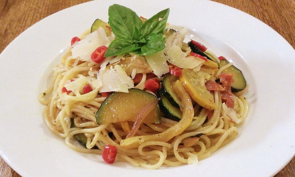 �pagety s cuketou, chorizem a chilli