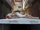 Bojovník Syrské svobodné armády odpoívá na stee vchodu do podzemního tunelu...