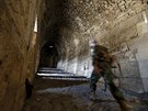 Asadv voják v útrobách stedovkého hradu Crac des Chevaliers nedaleko Homsu...