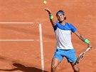 Rafael Nadal podává na turnaji v Hamburku.