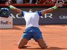 panlský tenista Rafael Nadal oslavuje svj 47. antukový titul v kariée.