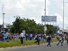 Rabující dav ve Venezuele (31. ervence 2015).