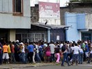 Rabující dav ve Venezuele (31. ervence 2015).
