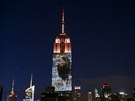 Na Empire State Building se v noci na nedli objevil obraz lva Cecila, kterého...