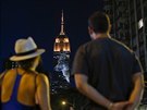 Lidé v New Yorku sledují obí projekci na Empire State Building (1. srpna 2015).
