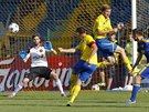 Branka Vysoiny Jan Hanu reaguje na stelu soupee v utkání mezi FC Fastav...