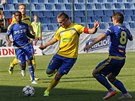 Luká elezník se snaí pekonat protihráe v zápase FC Fastav Zlín - FK...