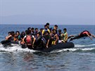 Uprchlíci piplouvají k pobeí eckého ostrova Lesbos (6. srpna 2015)