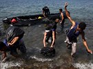 Uprchlíci piplouvají k pobeí eckého ostrova Lesbos. (6. srpna 2015)