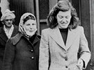 Pauline Parkerová (vlevo) a Juliet Hulmeová odcházejí v roce 1954 od...