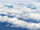 Ruské stíhací bombardéry Suchoj Su-34 nad Baltem v doprovodu britských...