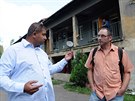 Pedseda Romské rady Vladimír Leko (vlevo) diskutuje v Ostrav-Radvanicích s...