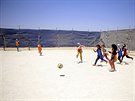 Syrské dívky hrají fotbal v jordánském uprchlickém táboe Zatárí. (29. ervence...
