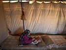 Syrská uprchlice Naela Mohammedová pevléká svou tymsíní dceru ve stanu na...