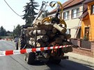 Traktor strhl v obci na Brnnsku dráty elektrického vedení a udlal tím díru do...