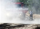 Hasii likviduj zbytky rozsáhlého poáru u obce Dobív na Rokycansku (8. srpna...