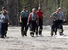 Hasiči likviduj zbytky rozsáhlého požáru u obce Dobřív na Rokycansku (8. srpna...