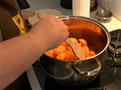 Vypeckované meruňky podlijte v hrnci trochou vody.