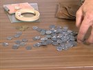 Historici nali v sudetském pokladu mince. Jet se leskly