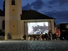 Letní kino na náměstí v Dobřanech promítá na zeď kostela. (4. srpna 2015)