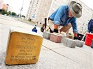 N�meck� um�lec Gunter Demnig a jeho kameny zmizel�ch - Stolpersteine.