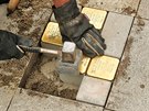 N�meck� um�lec Gunter Demnig a jeho kameny zmizel�ch - Stolpersteine.