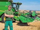 Kombajnista Pavel Such�nek se sv�m strojem.