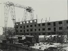Výstavba panelového domu typu G 40 v letech 1953 a 1954 ve Zlín.