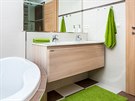 Koupelnu oivují zelené textilní doplky.