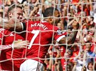 Memphis Depay (vpravo) a Wayne Rooney z Manchesteru United se radují z...