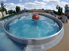 Pohled na bazén a atrakce venkovního akvaparku v Prostjov.
