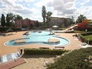 Pohled na bazén a atrakce venkovního akvaparku v Prostjov.