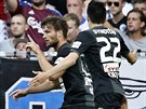 Tomá Wágner (vlevo) z Jablonce slaví s Vjaeslavem Karavajevem svj gól proti...
