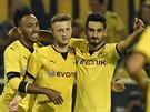 Pierre-Emerick Aubameyang, Marco Reus a Ilkay Gundogan (zleva) oslavují gól...