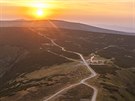 LETNÍ JÍZDA: Zapadající Slunce nad Slezskou boudou.