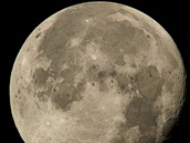ISS „míjí“ Měsíc. Snímek poskládaný z několika fotografií.