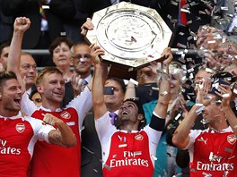 Fotbalisté Arsenalu oslavují zisk anglického Superpoháru.