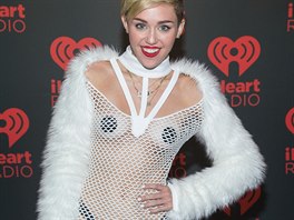 Ani zpvaka Miley Cyrusová nemá s nahotou problém. Dokázala to i ped dvma...