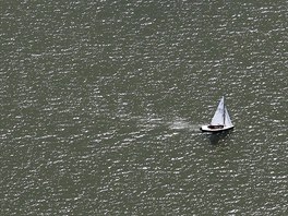 Samotné jezero tu a tam brázdí plachetnice (6. srpna 2015).
