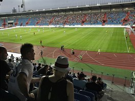 NOV DOMOV BANKU. Pohled na stadion ve Vtkovicch, jen host i slavn...