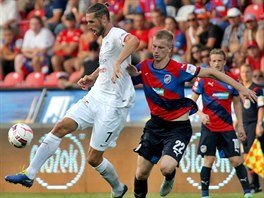 Plzesk stoper Jan Barnek (vpravo) hld tonka Slovcka Libora Doka.