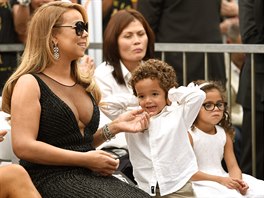 Mariah Carey a její dvojata Moroccan a Monroe (Los Angeles, 5. srpna 2015)