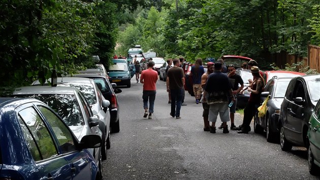 Na technoparty na Teplicko dorazily odhadem 4 tisce lid, i kdy poadatel nahlsili soukromou akci pro 400 lid. astnci parkuj a stanuj podl silnice. (2. srpna 2015)