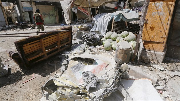 V syrském městě Aríha se zřítila vládní stíhačka, zahynuly desítky lidí (3. srpna 2015)