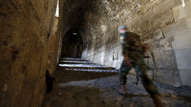 Asadv voják v útrobách stedovkého hradu Crac des Chevaliers nedaleko Homsu...