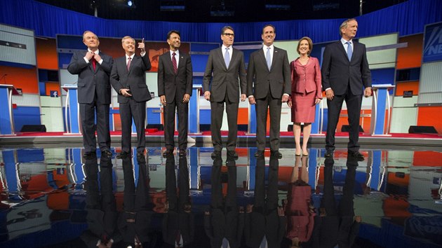 Debata republikánských kandidátů na prezidenta. Zleva: Jim Gilmore, Lindsey Graham, Bobby Jindal, Rick Perry, Rick Santorum, Carly Fiorina a George Pataki (6. srpna 2015)