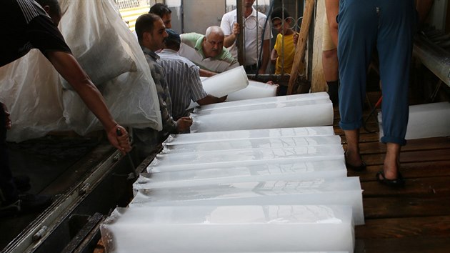 Iran si kupuj led v horkch dnech (30. ervence 2015).