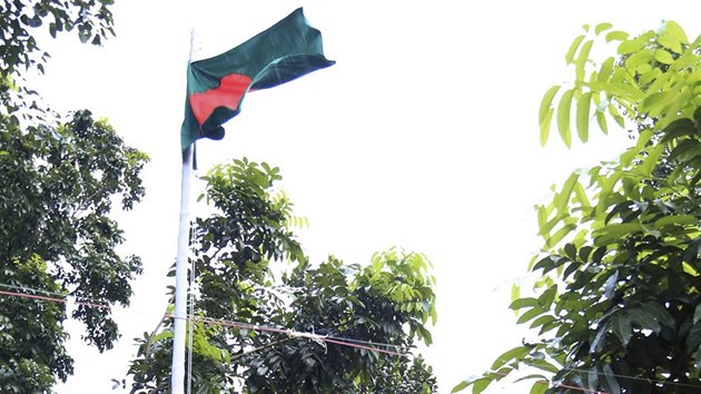 Vyvovn bangladsk vlajky v bval indick exklv (1. srpna 2015).