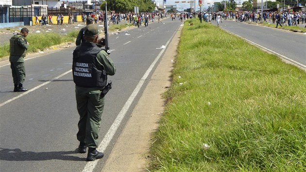 Venezuelsk nrodn garda se stetla s rabujcmi lidmi (31. ervence 2015).